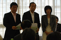 要請を行う高橋北海道知事（右）と要請書を受け取った二階幹事長（中央）茂木対策部長
