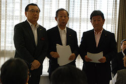 要請を行った千葉岩手副知事（左）と要請書を受け取った二階幹事長と茂木対策部長。