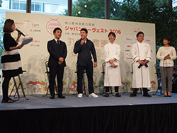 スペシャルステージ（左から2番目が矢倉政務官、3番目がベイカー茉秋氏）