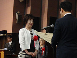 （写真）農林水産大臣賞を受ける鈴木晴美ＪＡ女性協議会会長