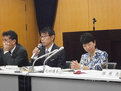 左から２人め金丸農業ＷＧ座長、大田議長　内閣府記者会見室で23日。