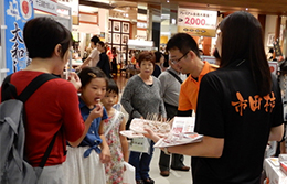 市田柿を試食する来場者ら