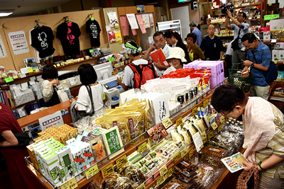 準優勝セールで賑わう「秋田ふるさと館」