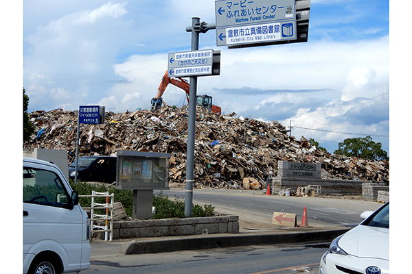 西日本豪雨被災地ルポ_次々運び込まれるがれき