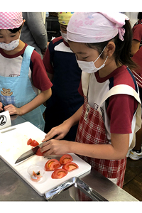 トマトの日に当たる10月10日、島根県雲南市立海潮小学校でタキイ種苗が実施したトマトの食育授業