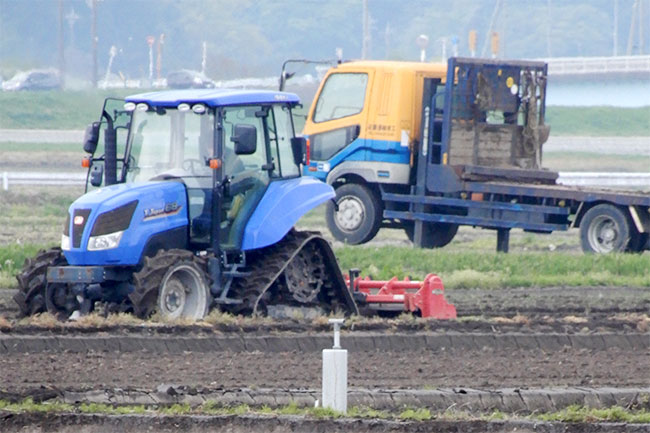 乗用トラクターの作業は特に注意を