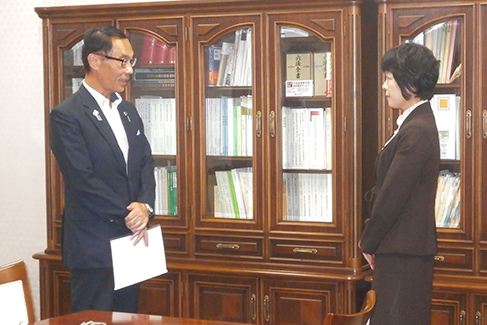 埼玉県の大野知事(左）と新井消費・消費安全局長