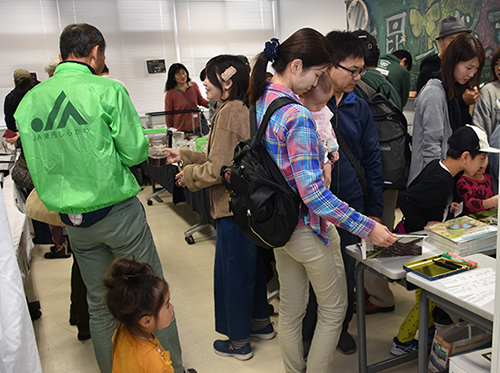 賑わう昆虫展