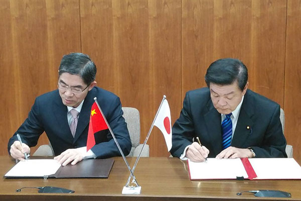 協力覚書に署名する伊東良孝農林水産副大臣（右）と王令浚中国海関総署副署長（左）