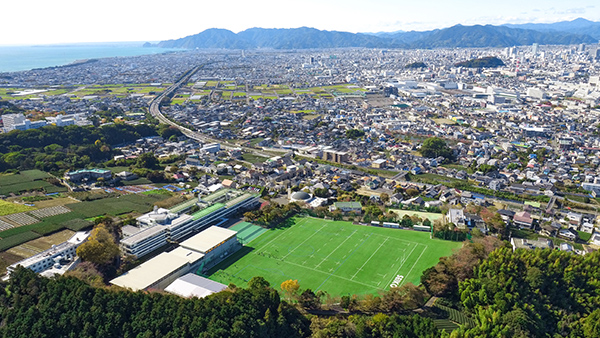 中高一貫男子校の静岡聖光学院は駿河湾と静岡市街を見下ろす小高い丘にある。（同校のＨＰから）