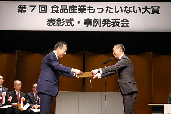 2月6日に行われた表彰式の様子。写真左は、キユーピータマゴの齋藤謙吾社長