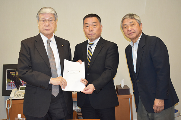 野村自民党農林部会長に要望書を渡す八木岡会長（中央）