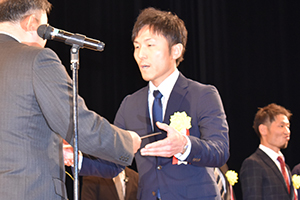 青年の主張でＪＡ全中会長賞を受賞する原田さん（左）