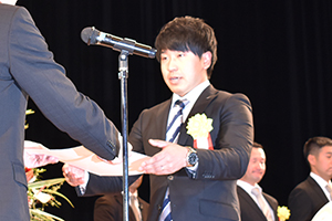 青年組織活動実績発表で千石興太郎賞を受賞するＪＡ中札内村青年部（右）