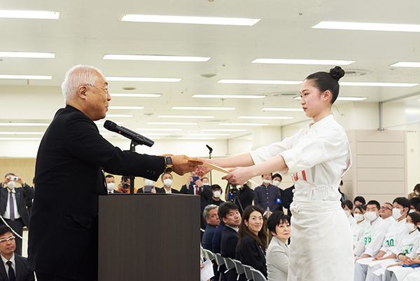 服部会長から内閣総理大臣賞の賞状を受け取る齋藤優さん