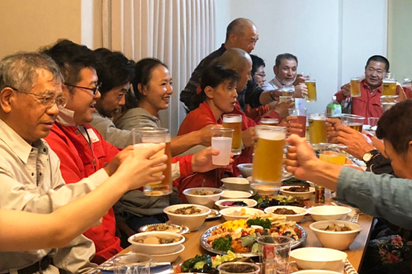 山形名物の芋煮会で農業体験者と交流