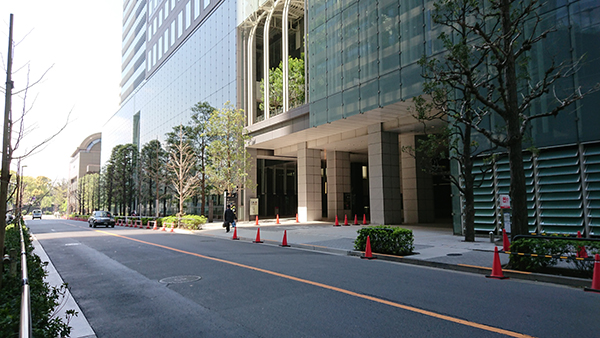 車がまったく途切れる時もあるオフィス街（東京・大手町で）