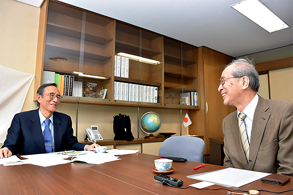 自民党憲法改正推進本部長の細田博之衆議院議員のインタビューのようす。聞き手は谷口信和・東京農業大学教授。