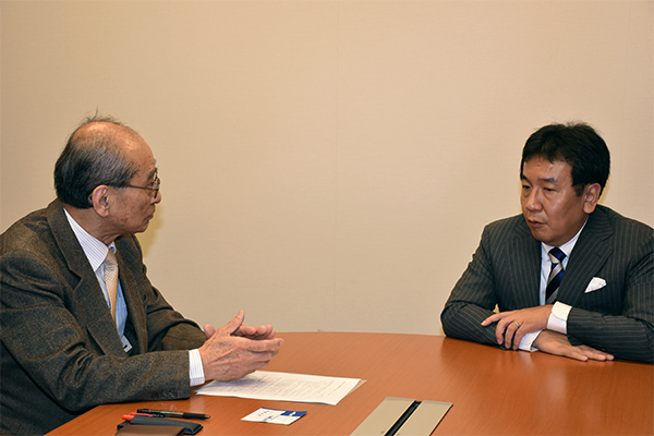 立憲民主党代表 枝野幸男衆議院議員（右）と聞き手の谷口信和・東京農業大学教授