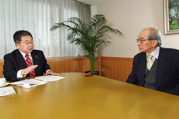 小池晃・日本共産党書記局長（左）と聞き手の谷口信和東京農業大学教授