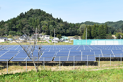 飯舘村の農地。一部でソーラーパネル利用も。