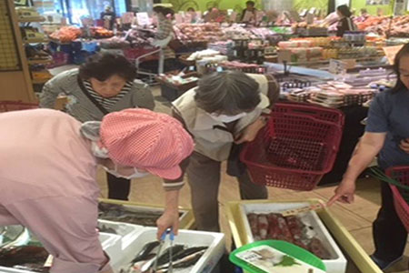 漁港から直接仕入れる新鮮な魚介類