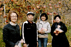 リンゴ園で、たかはた共生プロジェクト「紅軍団」と