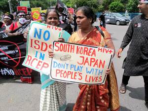 2017年7月、インドのハイデラバードで行なわれたＲＣＥＰ交渉会合にて。インドの人々は「日本と韓国は人々の命を弄ぶな！」と書かれたバナーを手に、日本・韓国政府が提案する医薬品特許権の保護強化を強く批判していた（撮影・筆者）