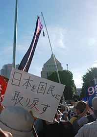 国会正門前には抗議する人々