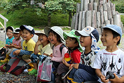 森で遊び・学ぶ鳥取県智頭町「森のようちえん」