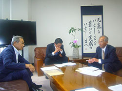 左から中村俊介組合長、月形祐二市長、井田磯弘元会長