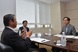 右から小林市長、司会の小山教授、菅野組合長