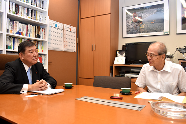 石破茂・衆議院議員（左）と聞き手の谷口信和・東京大学名誉教授