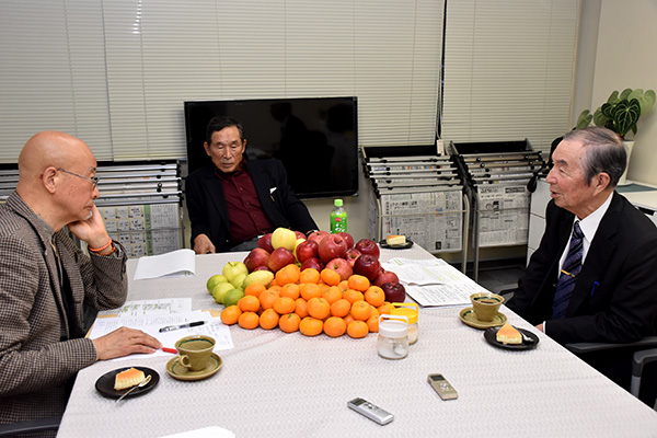 座談会。左から大金義昭氏（文芸アナリスト）、山下惣一氏（農民・作家）、星寛治氏（農民・詩人）