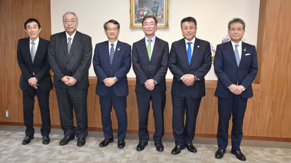 右から岩田副会長、的場副会長、小澤会長、藤本副会長、松浦常勤理事、廣岡事務局長