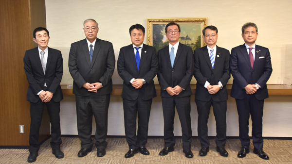 右から岩田副会長、藤本副会長、小澤会長、的場副会長、松浦専務理事、廣岡事務局長