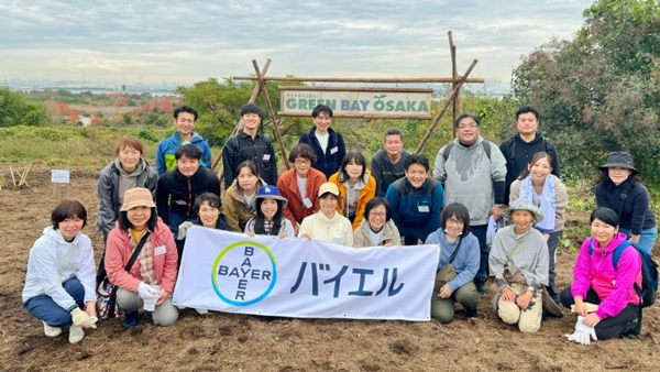 植樹を行ったバイエルの社員ボランティア