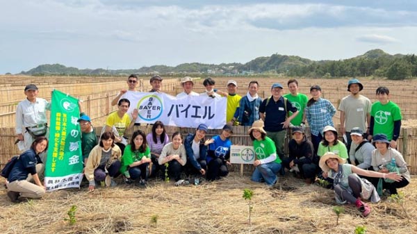 釣ヶ崎海岸で行われた防災林の植樹に参加した社員ボランティア