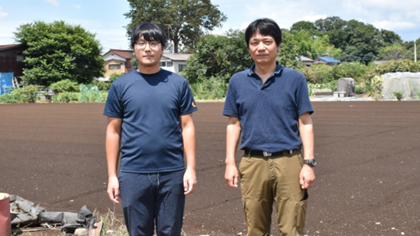 ＪＡいるま野ほうれん草部会　副部会長の斉藤博之さん（右）とご子息の敦史さん