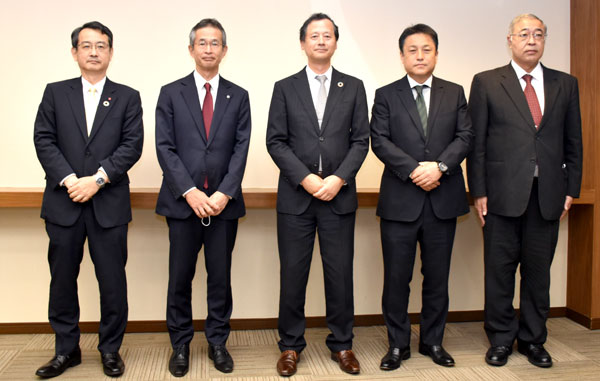 左から藤本副会長、溝口副会長、本田会長、的場副会長、松浦専務理事