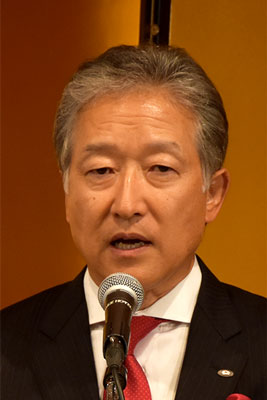 挨拶する友井洋介社長