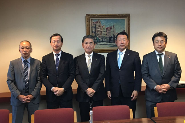 左から坂本専務理事、本田副会長、小池会長、辻川副会長、的場副会長