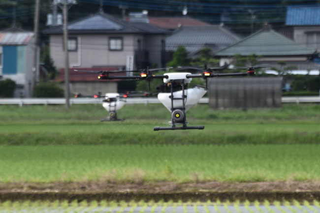 楽しくてかっこいい農薬散布へ　ＤＪＩとシンジェンタ 自動航行ドローンによる編隊散布を披露