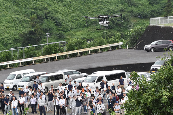かんきつ園でドローンによる防除を実演　