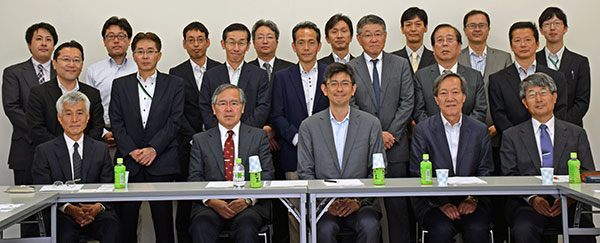 前列左から、西東教授、矢野教授、小林代表幹事、国見副学長、髙橋技術顧問（第1回総会終了後）