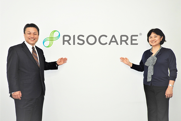 RISOCAREのロゴを紹介するシンジェンタジャパンの的場稔社長(左)と西野浩子アグリビジネス事業本部事業本部長（右）