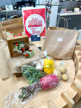 色とりどりの野菜が入った限定の福袋や野菜ブーケをマルシェで販売