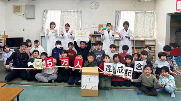 食の安全について学べる「コープデリ商品検査センター」見学者5万人を突破　コープデリ