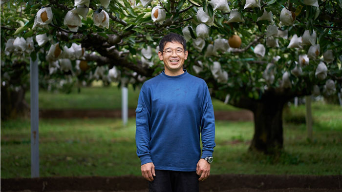 飯島町の果樹農家・馬目葉二さん