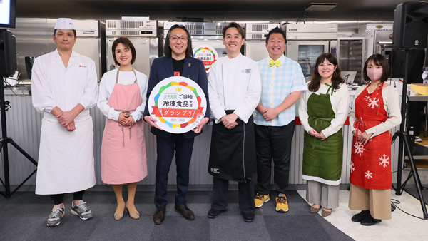 グランプリを受賞した花善の八木橋氏（左から3人目）と審査員